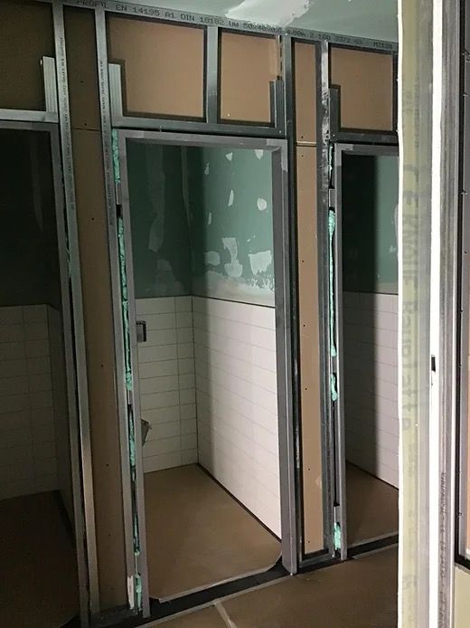 Metallständer und Gipsplatten bei einem Trockenbau-Ausbau