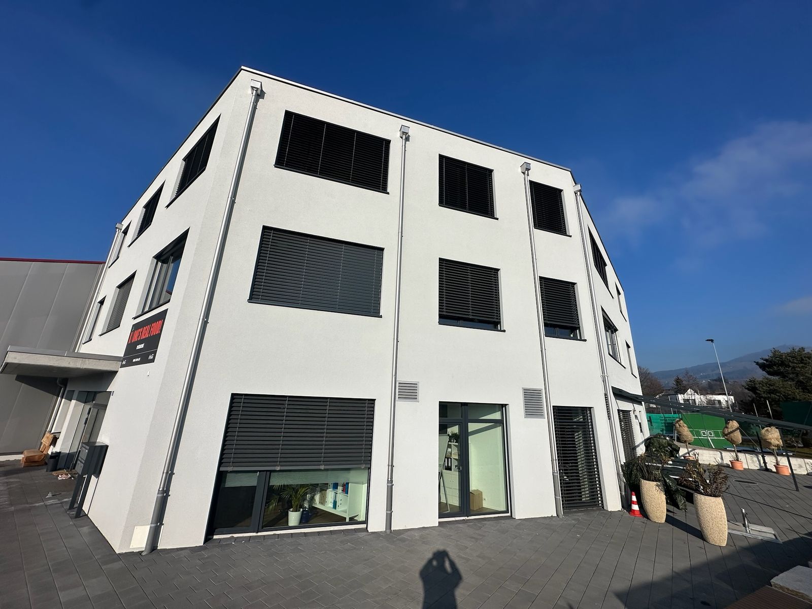 Weisses dreistöckiges Gebäude mit gestrichener Fassade